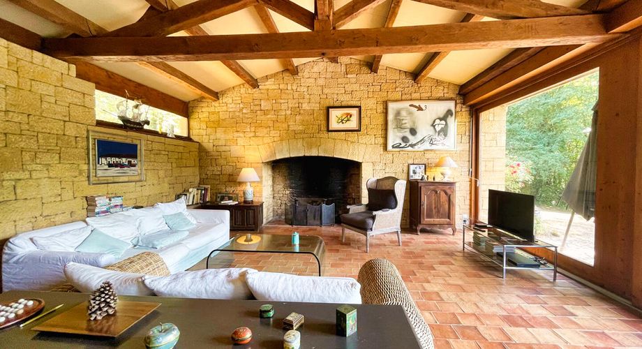 Proche  SARLAT-  Ensemble en pierre avec maison principale , gîte,  dépendances, et piscine sur 1H8 de terrain