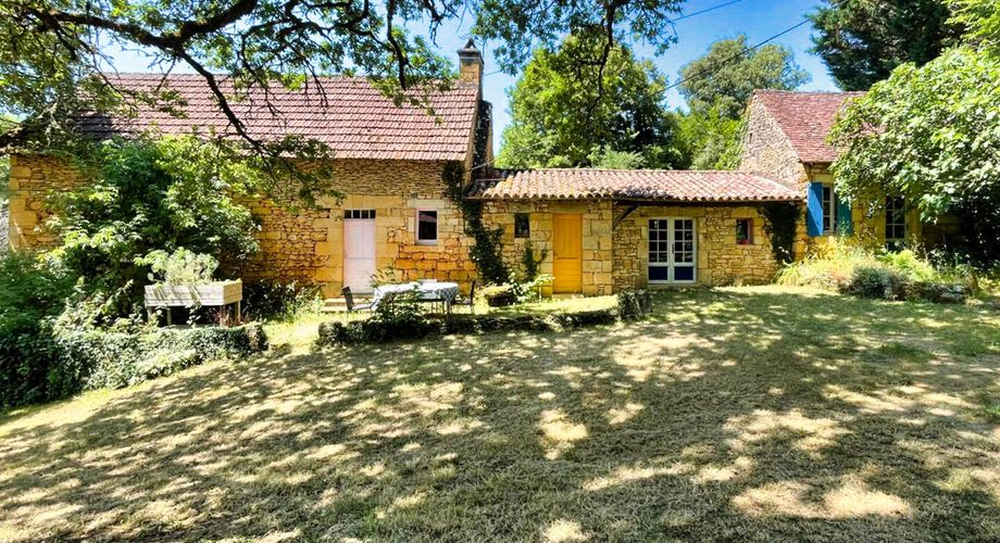 Proche  SARLAT-  Ensemble en pierre avec maison principale , gîte,  dépendances, et piscine sur 1H8 de terrain