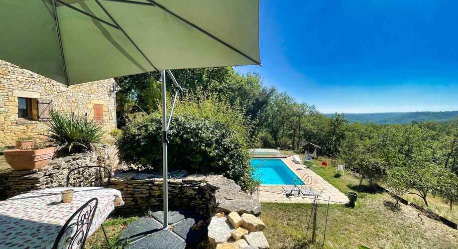 Lot/ Dordogne - Maison en pierre avec vue magnifique sur la vallée avec piscine et dépendances