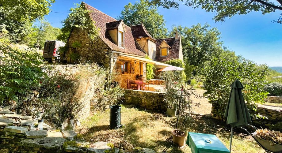 Lot/ Dordogne - Maison en pierre avec vue magnifique sur la vallée avec piscine et dépendances