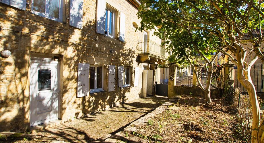 CENTRE VILLE SARLAT - Appartement et local avec jardin et terrasse