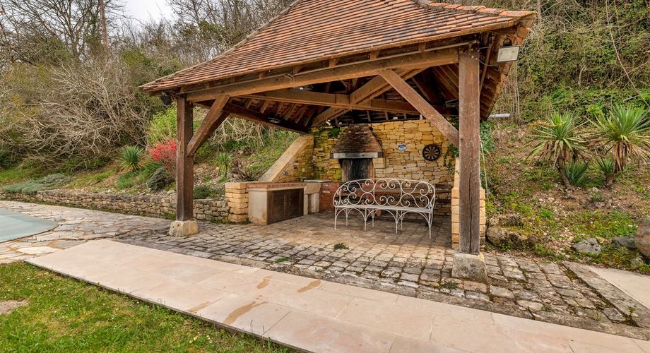 Secteur Le Bugue :  Maison de plain pied avec piscine et sous sol 