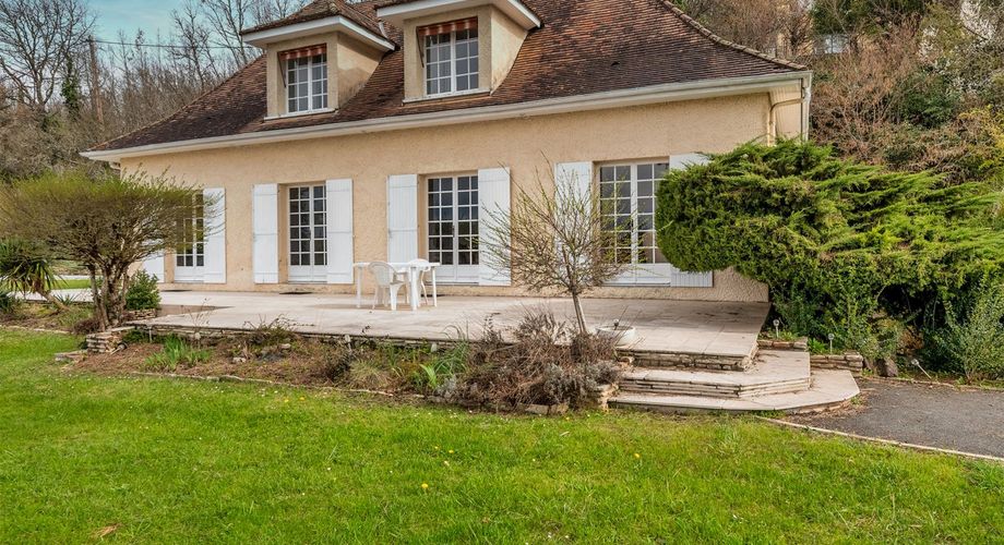 Secteur Le Bugue :  Maison de plain pied avec piscine et sous sol 