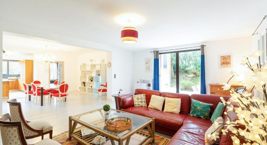 SARLAT Contemporaine de 5 chambres avec Piscine, Garage et appartement indépendant