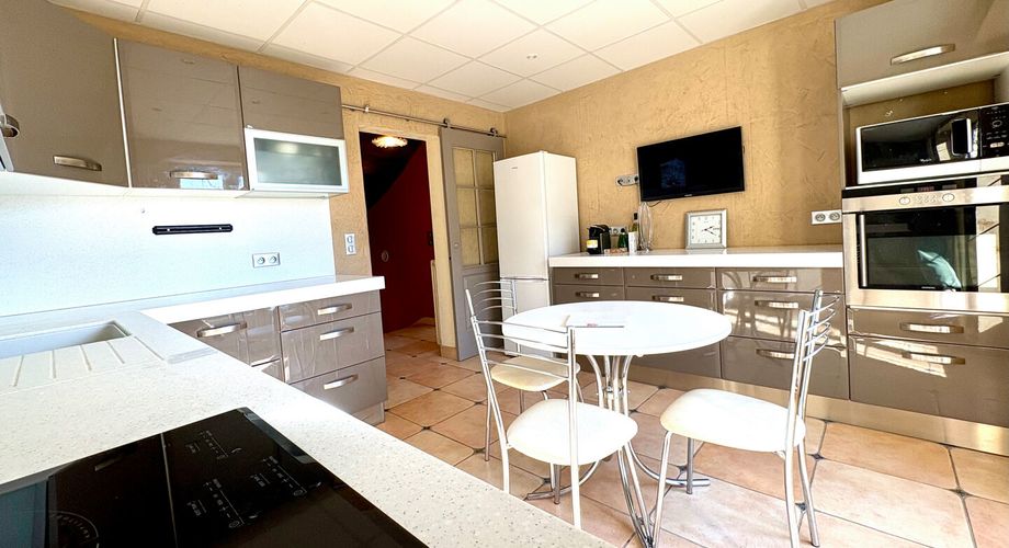 SARLAT- Grande maison de famille avec appartement indépendant  situation privilégiée 