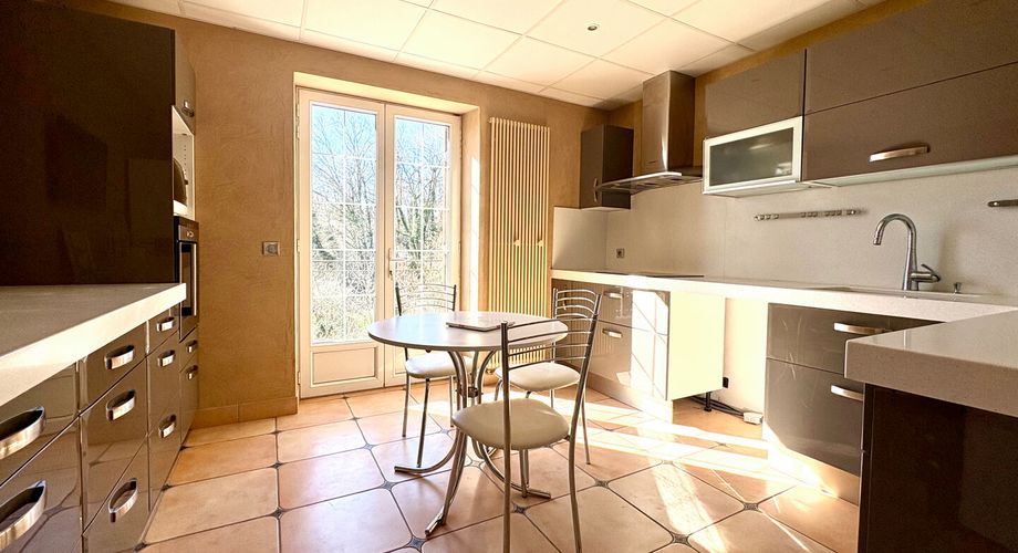 SARLAT- Grande maison de famille avec appartement indépendant  situation privilégiée 