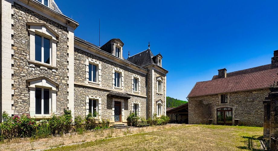 Ensemble en pierre à rénover sur 12 676 m2