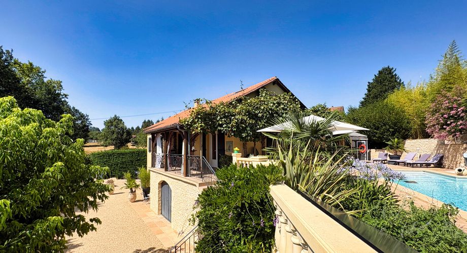 Maison avec jolie vue et piscine chauffée proche Sarlat