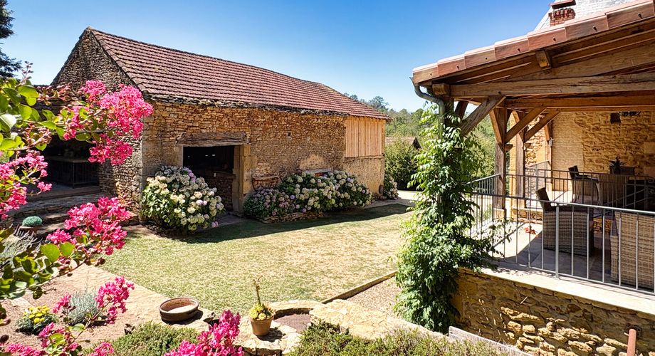 À 30 km au sud de Sarlat – Propriété de charme rénovée sur plus de 4 hectares avec dépendances
