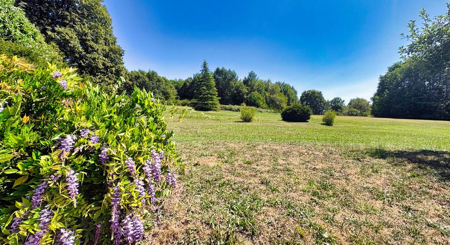 À 30 km au sud de Sarlat – Propriété de charme rénovée sur plus de 4 hectares avec dépendances