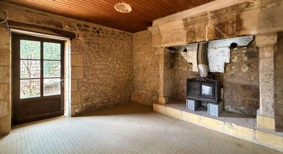 Entre Sarlat et Gourdon Maison avec grange en pierre et grotte .