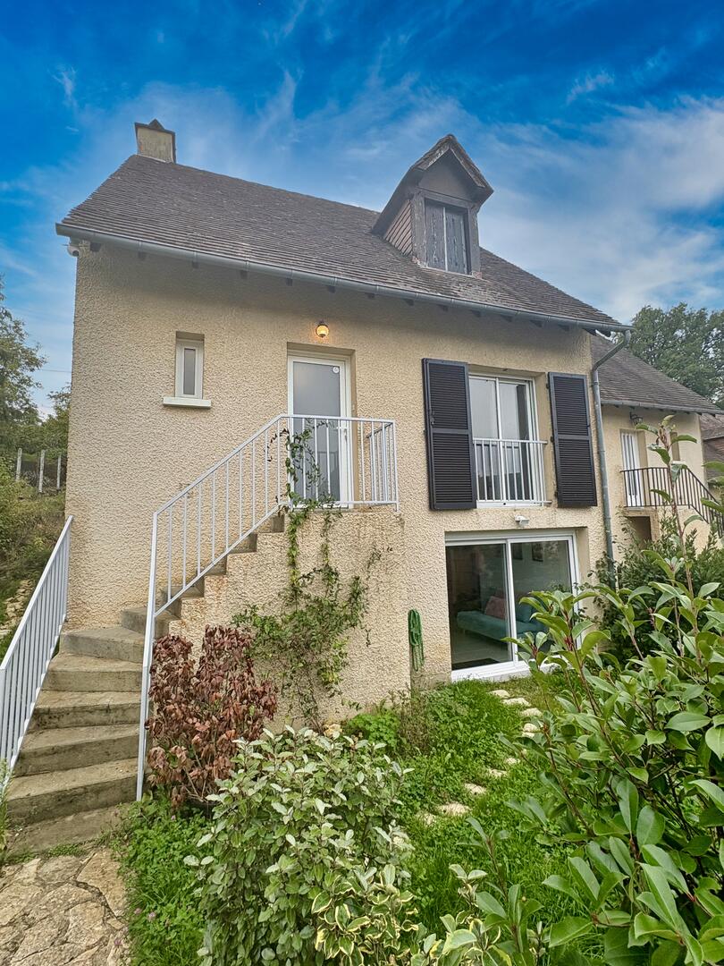 SARLAT, maison de ville avec appartement en parfait état sur un terrain de 485m2