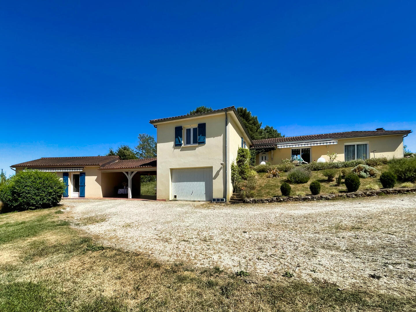 Sur les hauteurs de SARLAT  maison d'habitation et gite tous deux en parfait état - magnifique  terrain 4 254m2 avec source