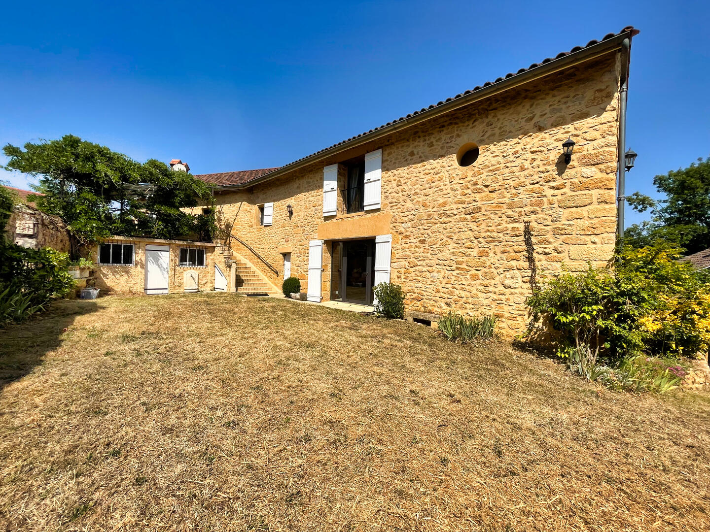 PERIGORD NOIR ENSEMBLE EN PIERRE DANS UN HAMEAU