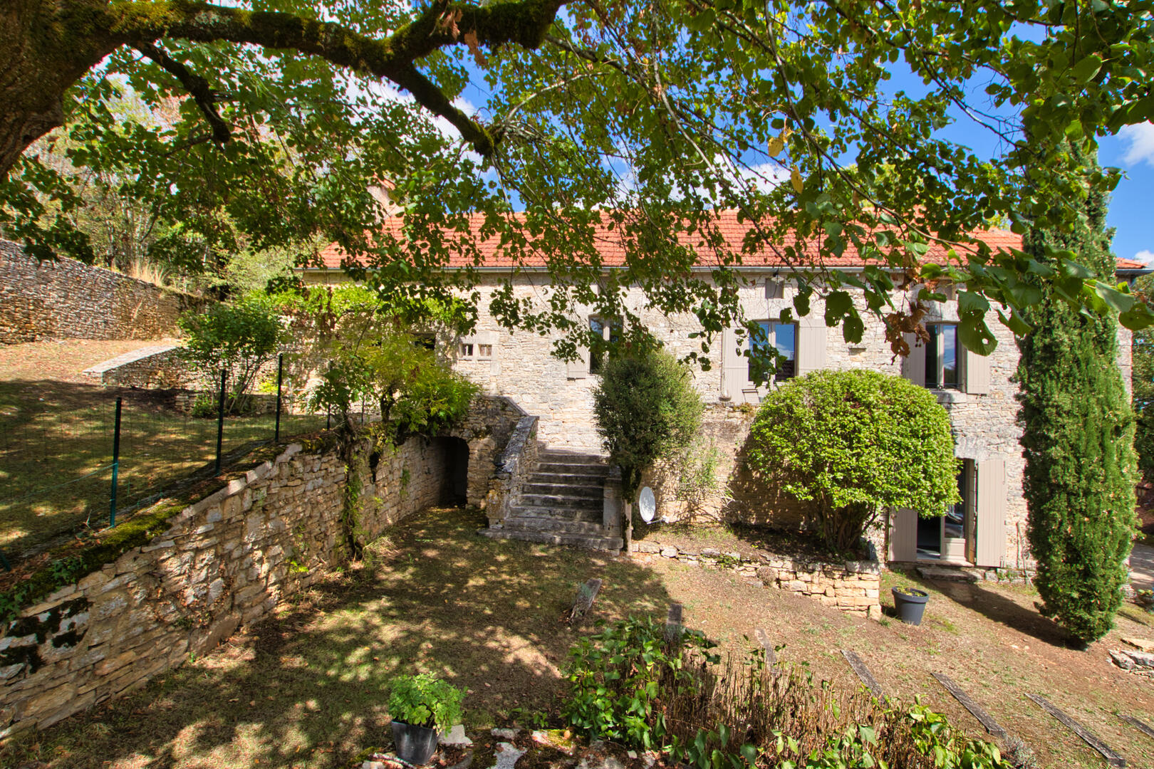 SECTEUR DAGLAN- Au sud de Sarlat – Ensemble de caractère avec maison rénovée, gîte, grange et piscine