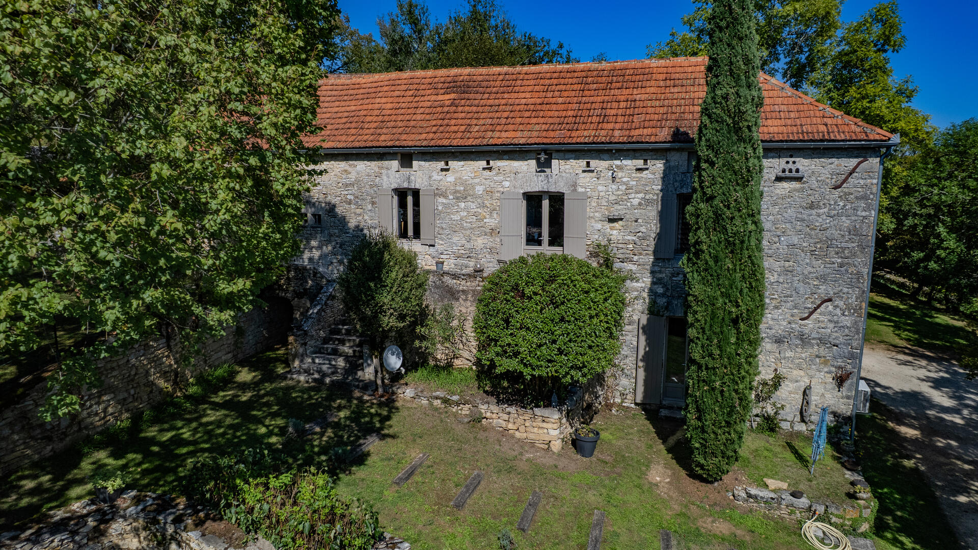 SECTEUR DAGLAN- Au sud de Sarlat – Ensemble de caractère avec maison rénovée, gîte, grange et piscine