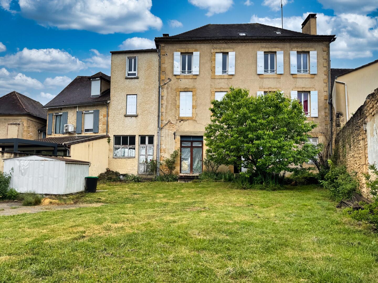 2 appartements dans sarlat avec dépendances, jardins et parking 