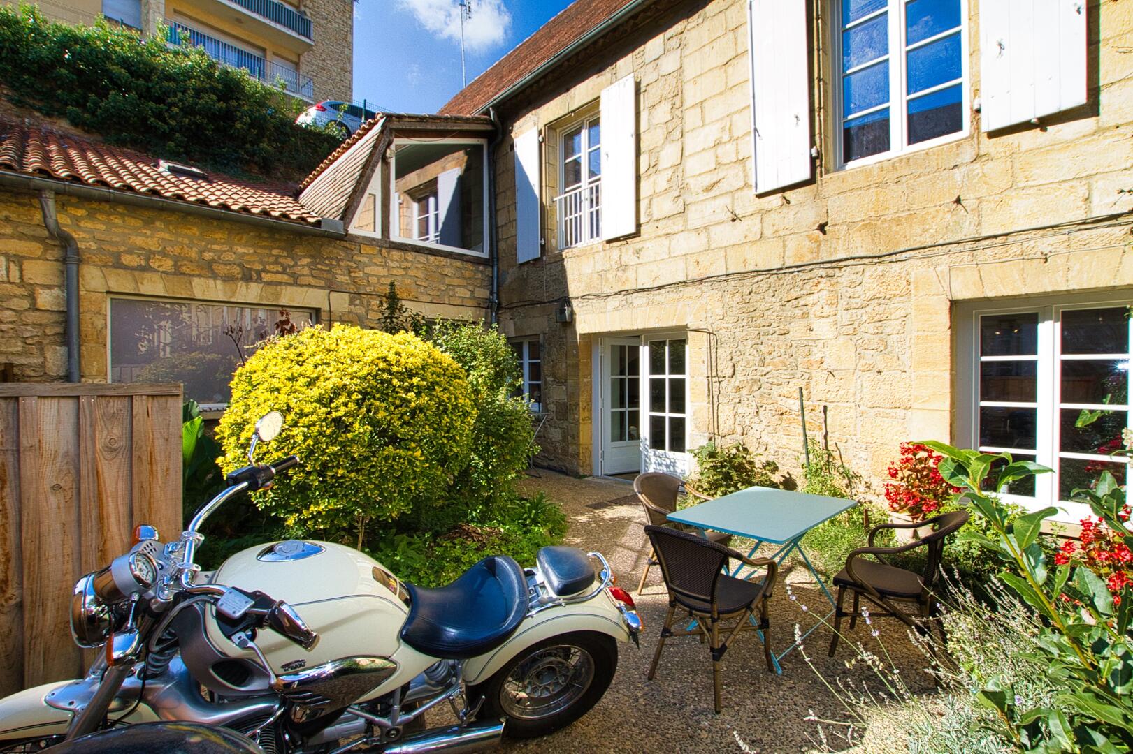 CENTRE VILLE  - Maison en pierre avec cour intérieure, parking et  garage