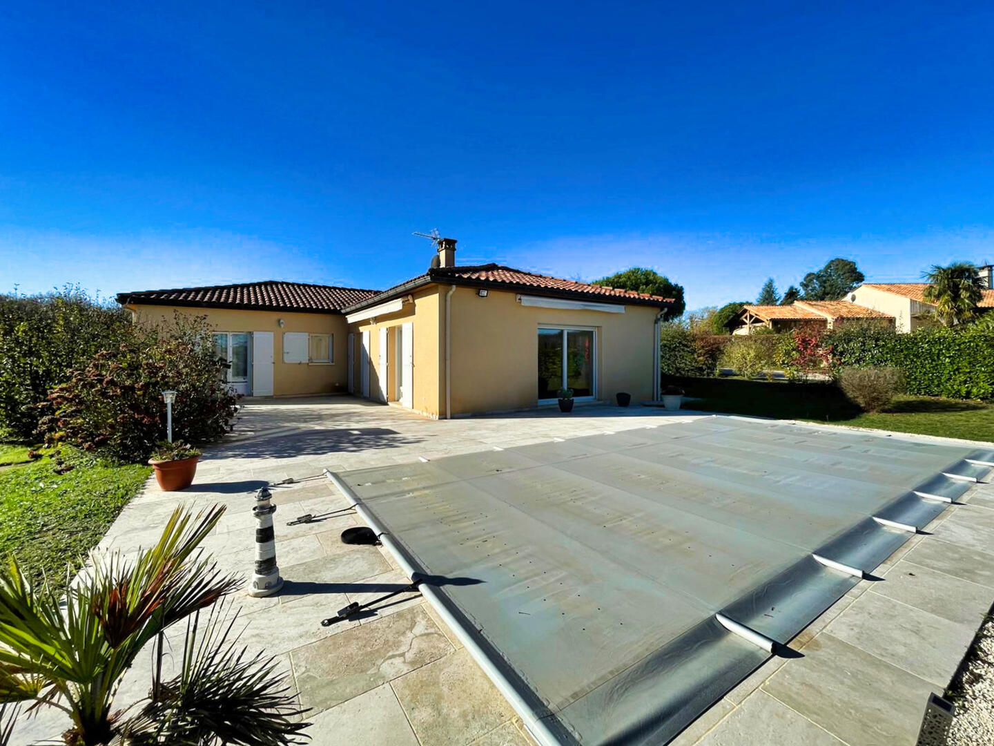 NORD DE SARLAT - Contemporaine  de plain pied en parfait état avec piscine  