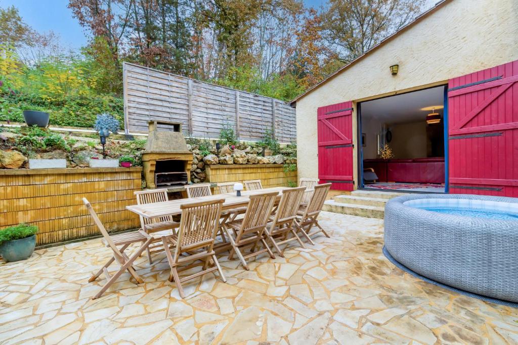 SARLAT Contemporaine de 5 chambres avec Piscine, Garage et appartement indépendant