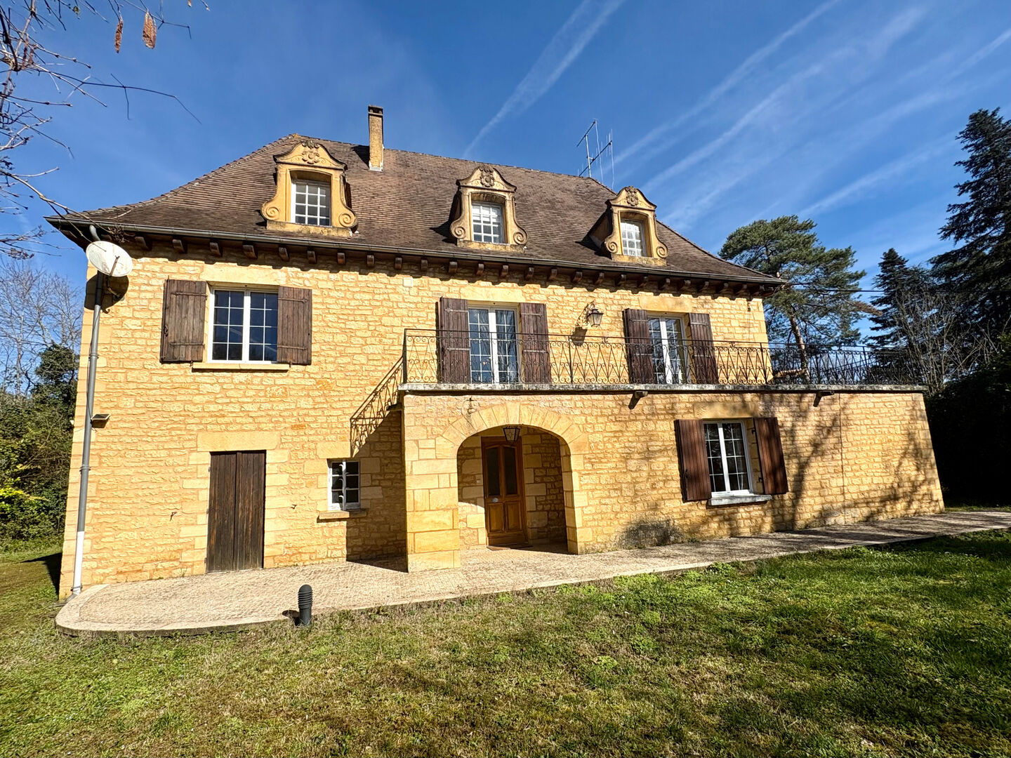 SARLAT- Grande maison de famille avec appartement indépendant  situation privilégiée 