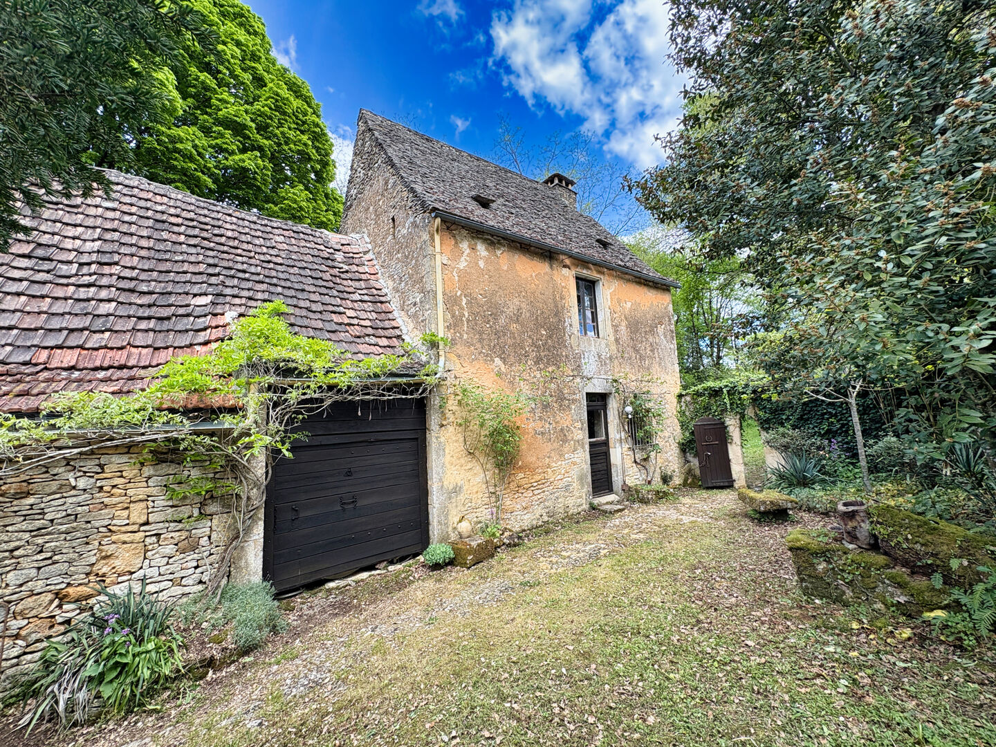 SECTEUR ST GENIES- Deux maisons avec grange et grand terrain